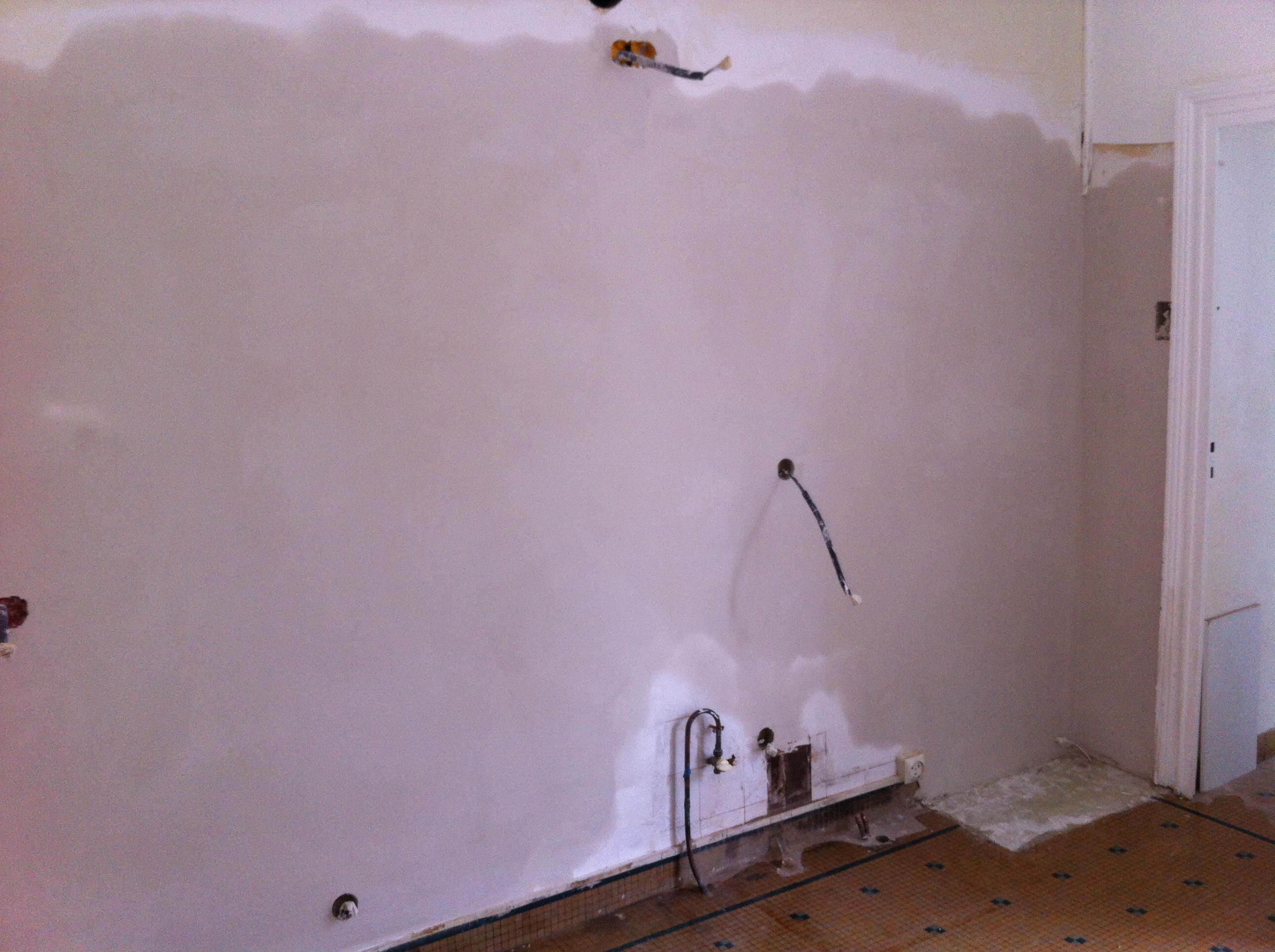 Réalisation d&rsquo;un enduit en plâtre sur un mur en très mauvais état